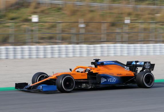 Sainz, con su nuevo McLaren MCL35 en Barcelona