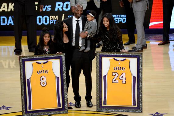 Kobe Bryant posa junto a su familia la noche de la ceremonia de retirada de sus camisetas en el Staples Center de Los Angeles.