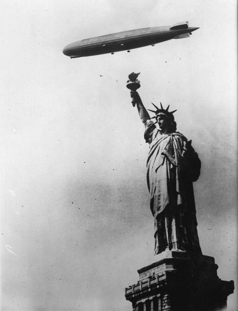 La famosa aeronave 'Graf Zeppelin' vuela sobre la Estatua de la Libertad. Nueva York. Fotografía. Alrededor de 1930. (Foto de los archivos austriacos (S) / Imagno / Getty Images)