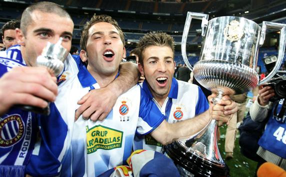 Pandiani, Tamudo y Luis García sujetan la Copa de 2006