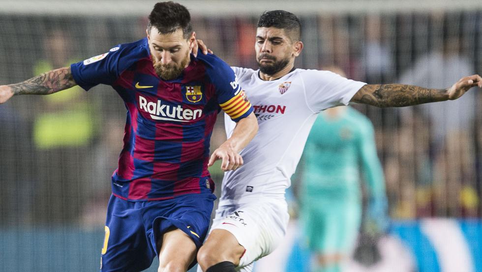 Banega junto a Messi, en el partido de La Liga Santander del FC Barcelona y Sevilla en el Camp Nou
