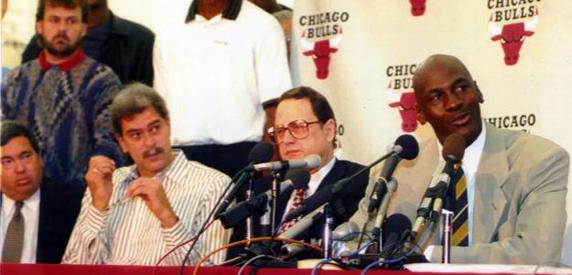 Una imagen de una rueda de prensa de Michael Jordan, Phil Jackson y Jerry Krause entre otros.