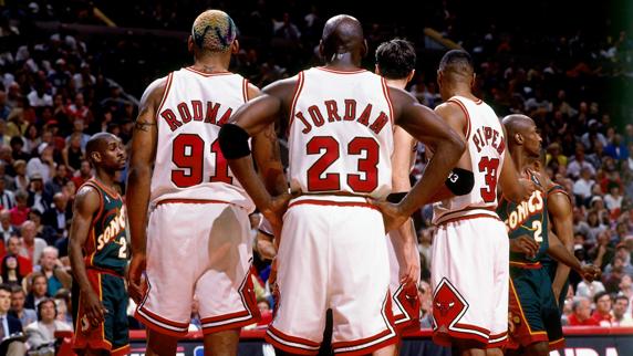 Una imagen del Big-Three de los Bulls durante un encuentro de la temporada 1996-1997.