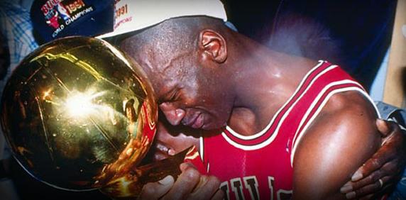 Michael Jordan abraza entre lágrimas el trofeo de campeón de la NBA.