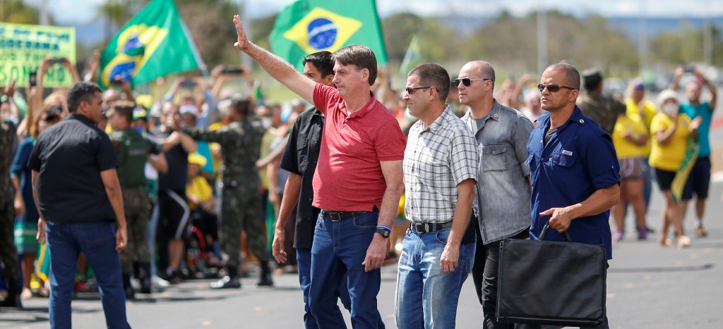 Bolsonaro ataca medida de confinamiento; sus partidarios toman calles de Brasil