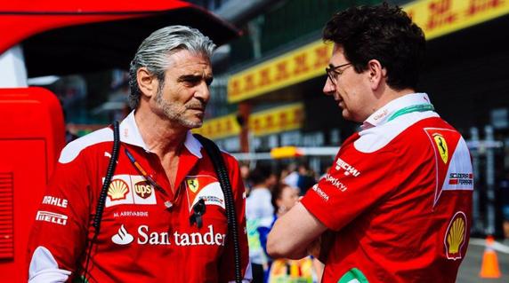 Foto de archivo de Maurizio Arrivabene y Mattia Binotto, que sustituyó al primero como team mánager de Ferrari