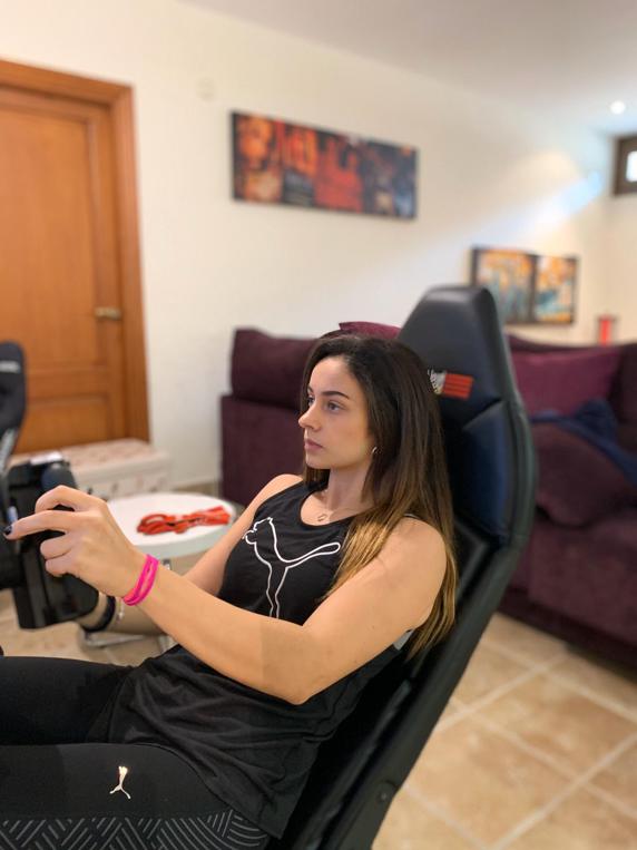 La piloto Marta García, confinada en su casa, con un simulador de Simtechpro