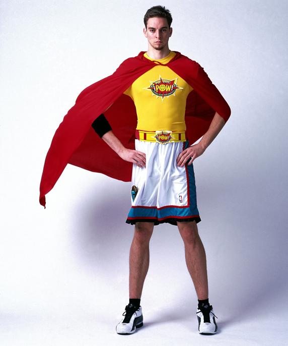 Una imagen promocional de Pau Gasol en su temporada rookie.