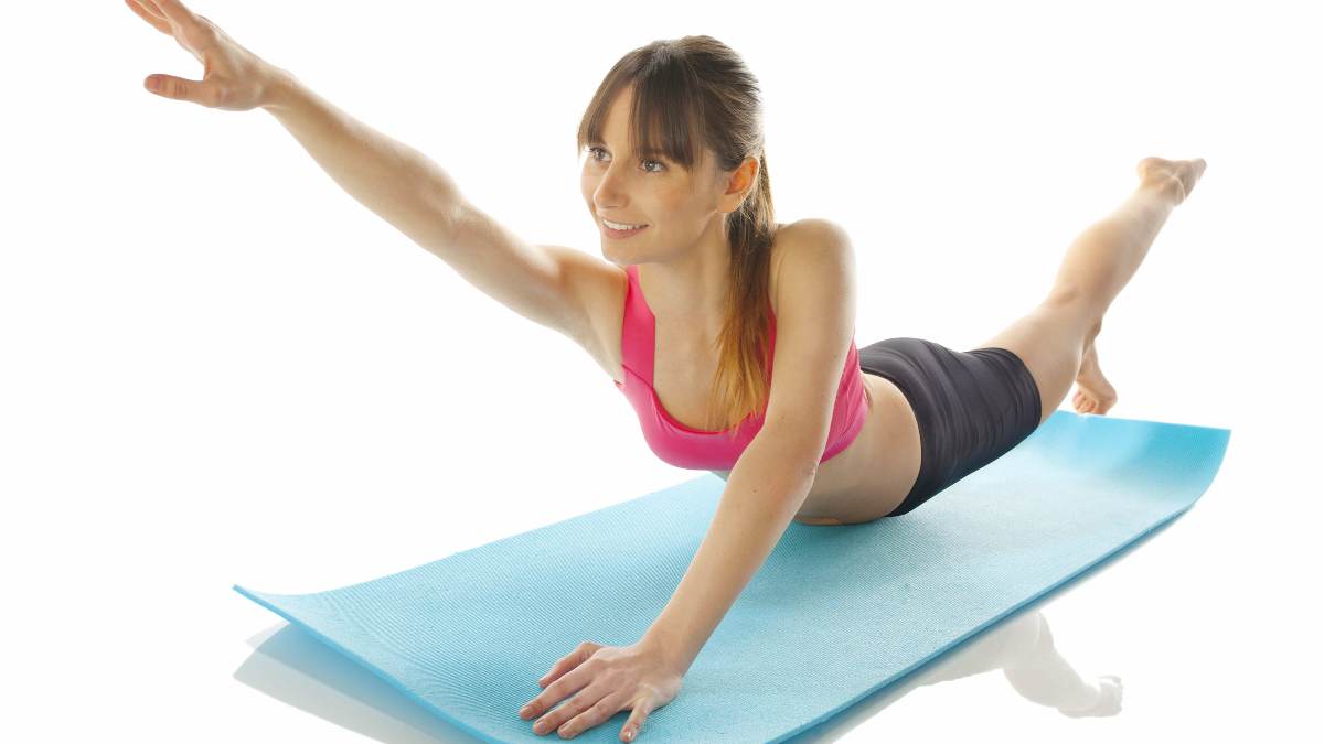 5 ejercicios para entrenar pierna, abdomen y glúteos en casa