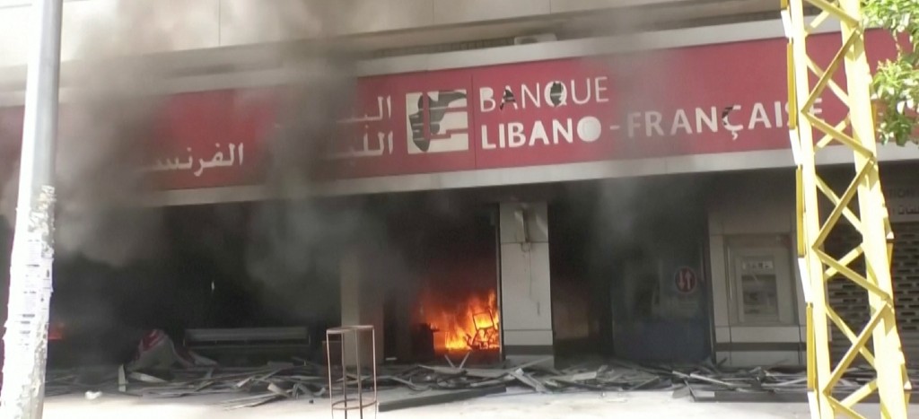 Atacan bancos en Líbano ante crisis agravada por pandemia (Video)