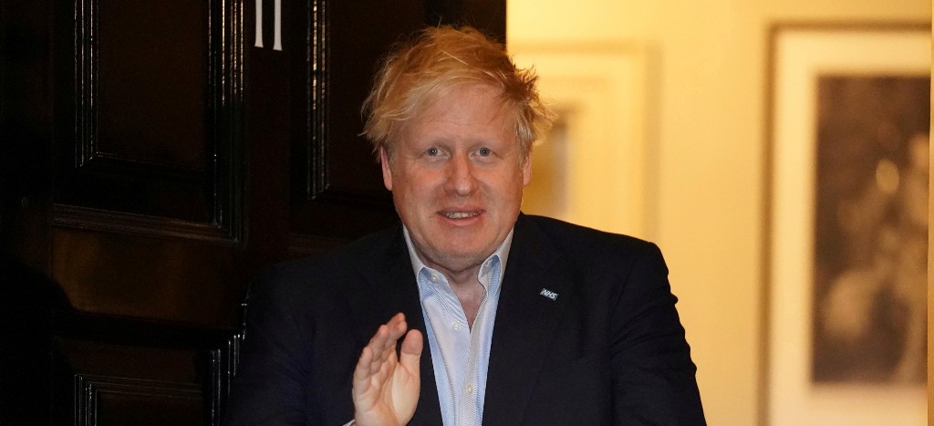 Boris Johnson se encuentra de “buen ánimo” pero seguirá hospitalizado