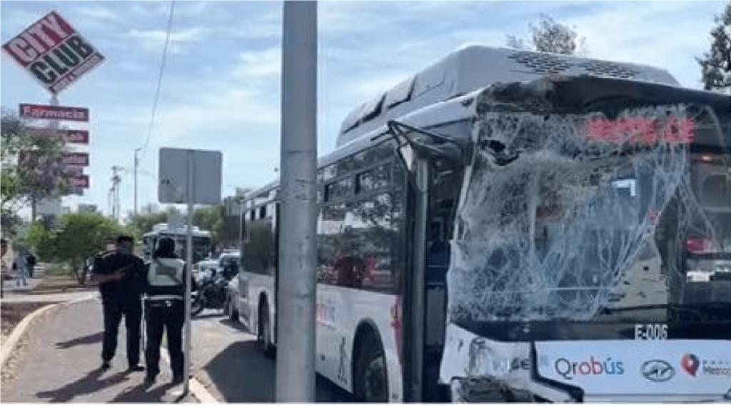 Chocan dos camiones, uno de ruta 65 de QROBUS, hay 10 heridos, en Prolongación Zaragoza