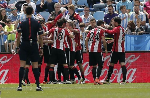 Los jugadores del Athletic celebran el gol de Raúl García en Málaga en el ultimo duelo sin Williams (Foto: LFP)