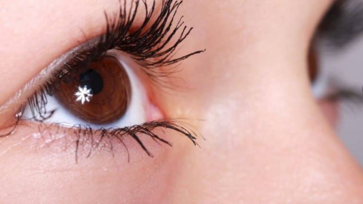 Cómo aplicar adecuadamente el corrector y crema de contorno de ojos