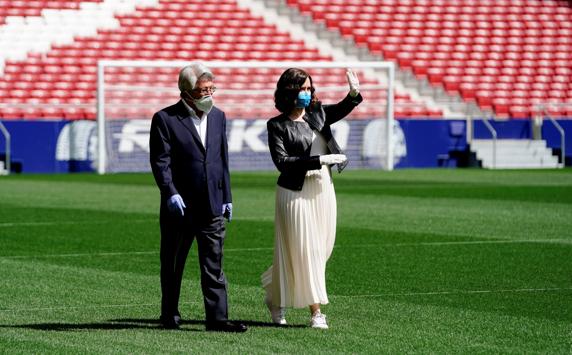 La presidenta de la Comunidad de Madrid, Isabel Díaz Ayuso, visita las instalaciones del estadio Wanda Metropolitano, acompañada por el presidente del Atlético de Madrid, Enrique Cerezo.