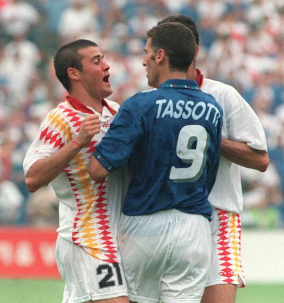Luis Enrique, sangrando por la nariz, se enfrenta al Italiano Tassotti tras haberle propinado el famoso codazo durante el encuentro España-Italia de Cuartos de Final del Mundial de Estados Unidos, disputado en Boston.