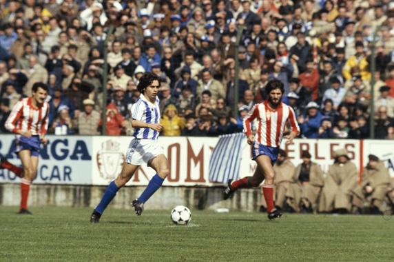 López Ufarte conduce un balón ante dos jugadores del Sporting
