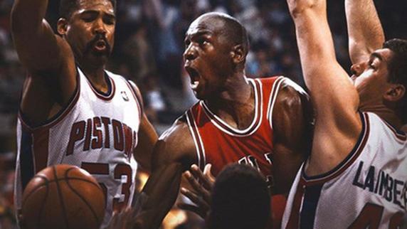 Michael Jordan penetra a canasta ante la maraña defensiva de los Detroit Pistons en los noventa.