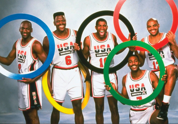 Algunas de las estrellas del Dream Team de Estados Unidos posan con los aros olímpicos en Barcelona '92.