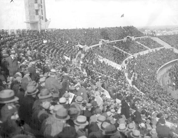 Miles de espectadores se dieron cita el 18 de julio de 1930 en el estadio Centenario de Montevideo