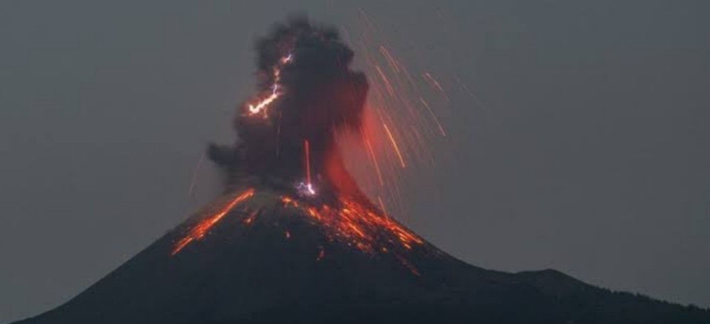 Hizo erupción el volcán Anak Krakatoa en Indonesia | Video