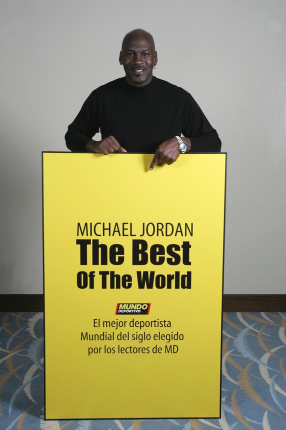 Michael Jordan recibe de Mundo Deportivo el galardón al Mejor Deportista del Siglo, en el Hotel Westin de Valencia.