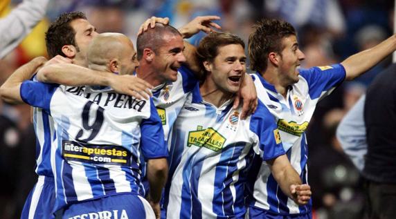 Tamudo, De la Peña, Pandiani, Pochettino y Luis García, celebrando uno de los goles