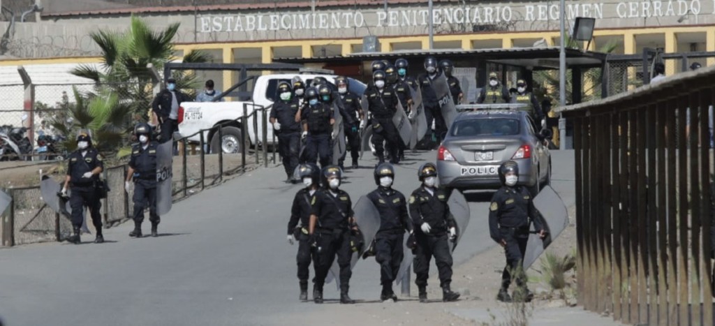 Presos se amotinan en cárcel en Perú por temor a ser contagiados de Covid-19 | Video