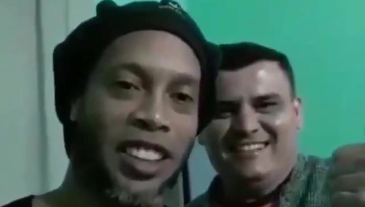 Desde la cárcel, pero sin perder la sonrisa, Ronaldinho manda un saludo