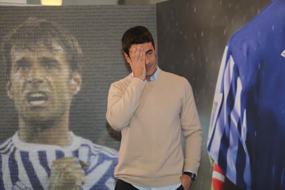 Xabi Prieto se despide entre lágrimas en el palco de Anoeta