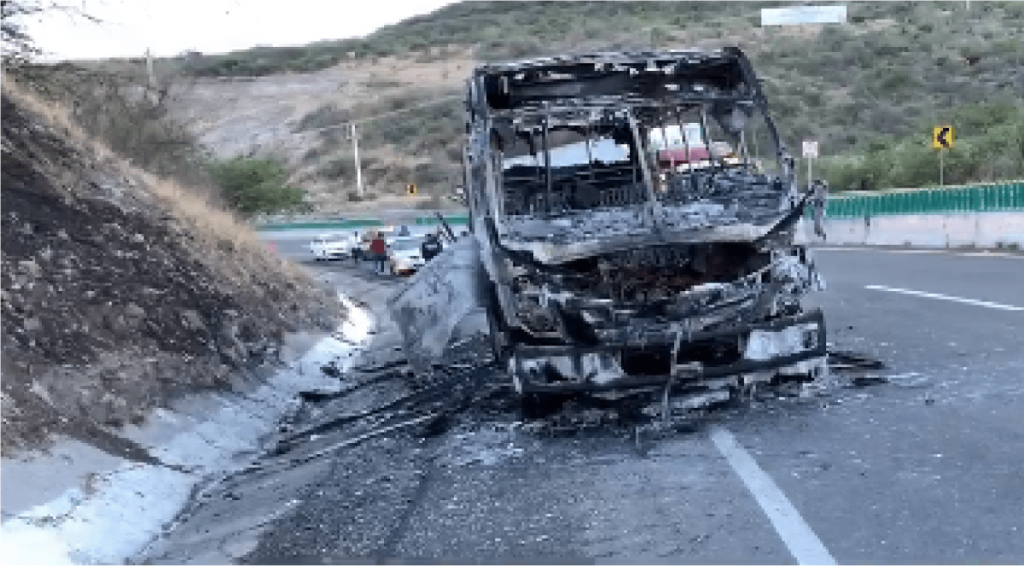 Se incendia camión de transporte de personal  en Querétaro, 30 trabajadores lograron salir ilesos
