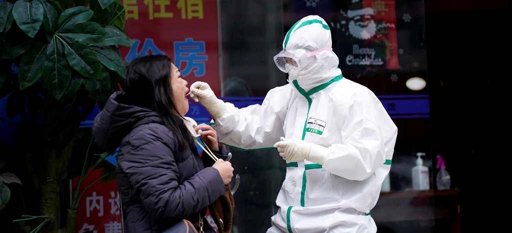 Tras críticas, China aumenta controles en tests de coronavirus exportados