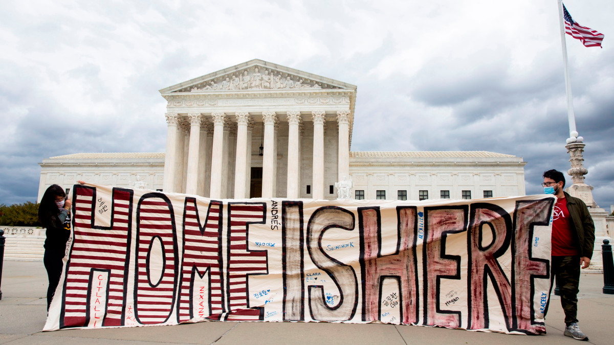 “Soñadores” exigen frente a la Corte Suprema que se mantenga DACA
