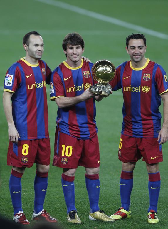 Acto de entrega del Balón de Oro a Leo Messi, acompañado de Andrés Iniesta y Xavi Hernández, en el Camp Nou.