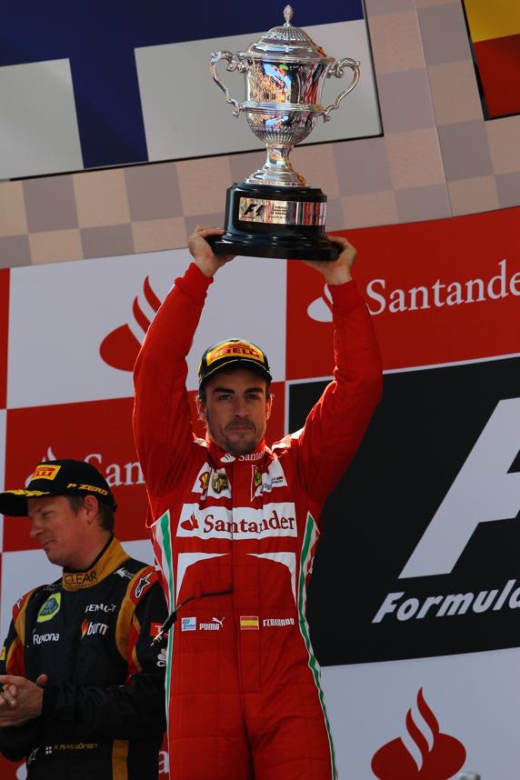 Alonso, con el trofeo de la que fue su 32ª y última victoria en F1