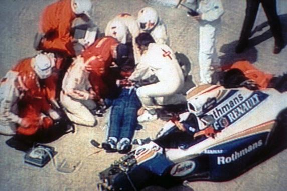 Senna, siendo atendido tras el accidente de Imola