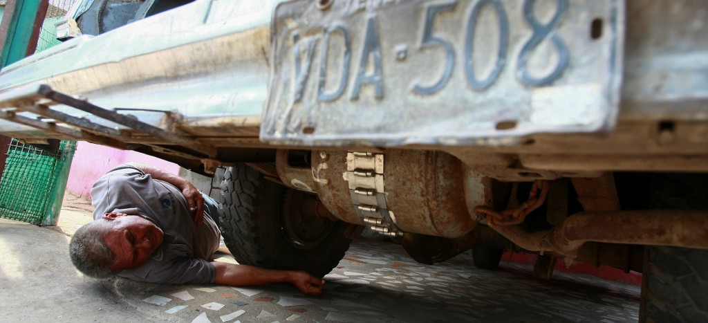 En medio de escasez de combustible, venezolanos adaptan autos para que funcionen con gas