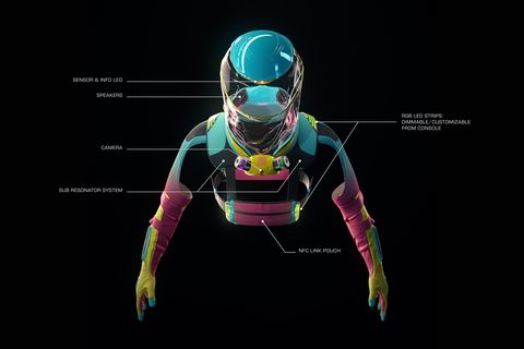 la parte delantera del traje micrashell, que incluye luces led de sensor e información, una cámara, una bolsa de enlace nfc y más