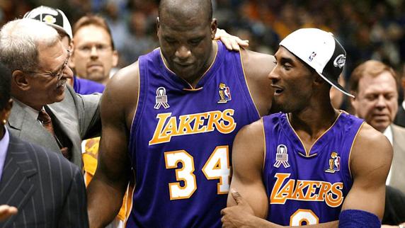 Shaq y Kobe celebran el título conseguido con Los Angeles Lakers junto a Phil Jackson.
