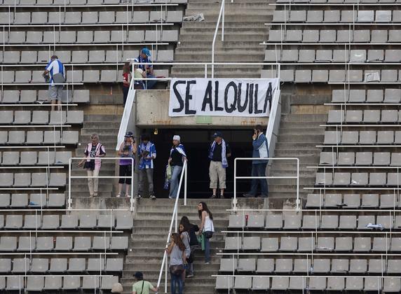 Pancarta de 'despedida' de la afición del Espanyol del recinto de Montjuïc