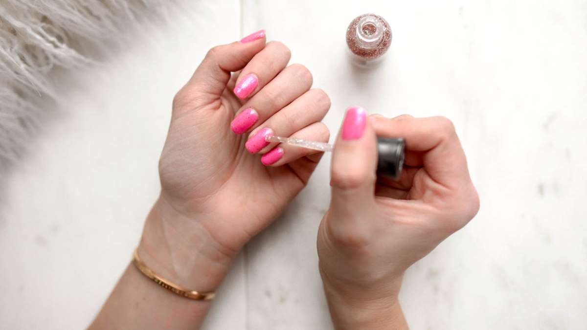 Cómo pintarte las uñas sin mancharte los dedos