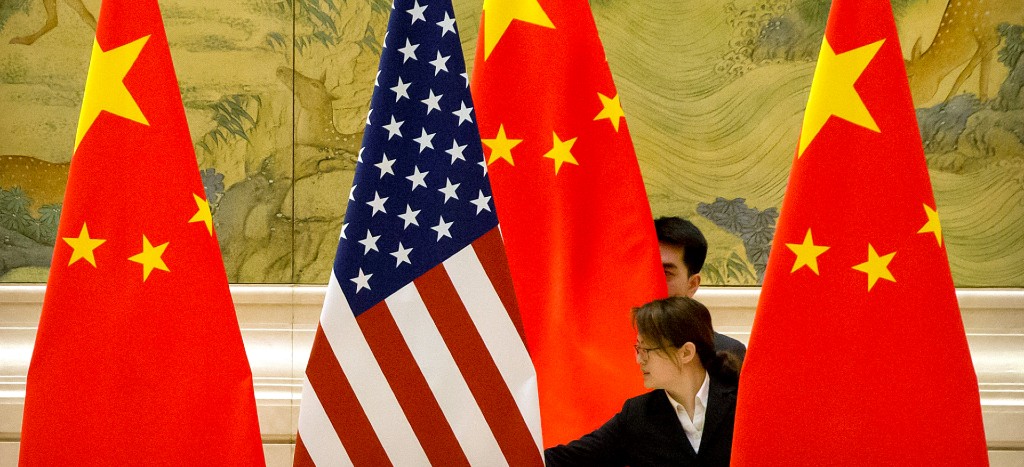 Diplomático chino acusa a EU de ‘paralizar’ economía global con proteccionismo