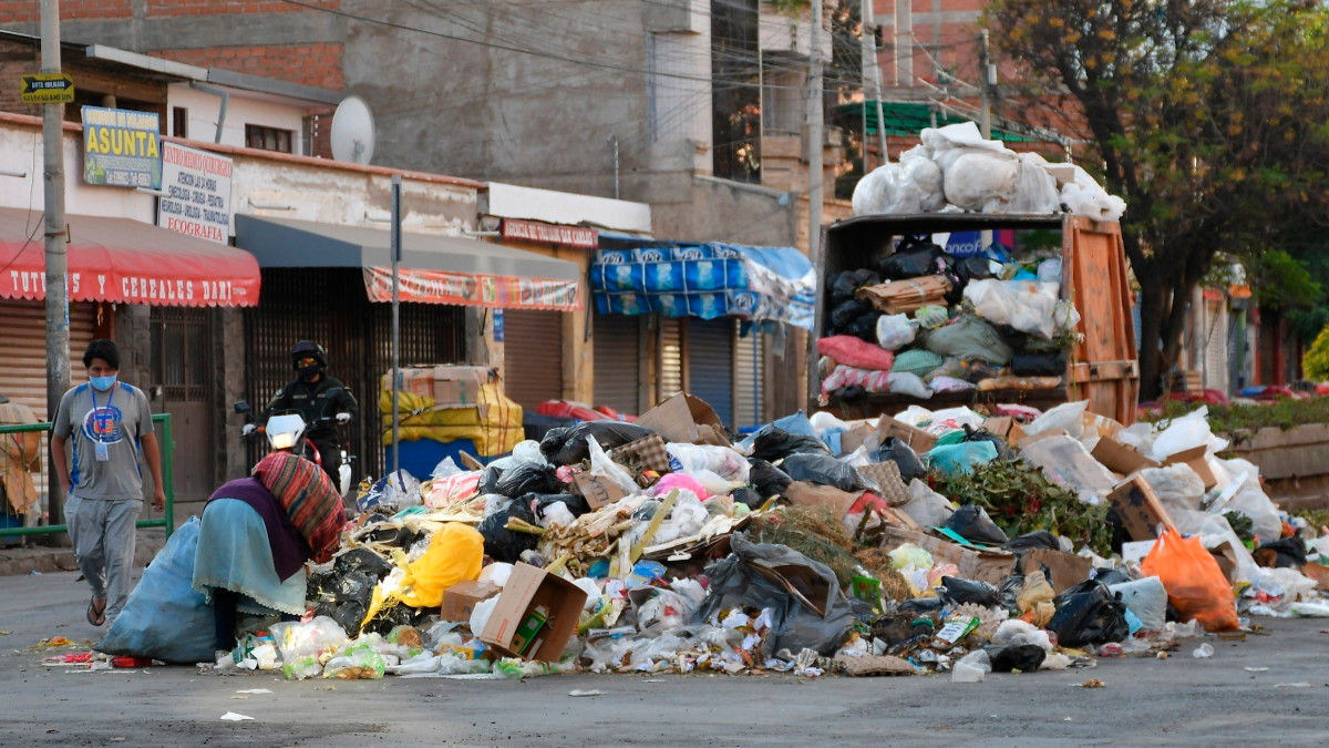 En plena pandemia, protesta de vecinos deja a ciudad boliviana entre la basura