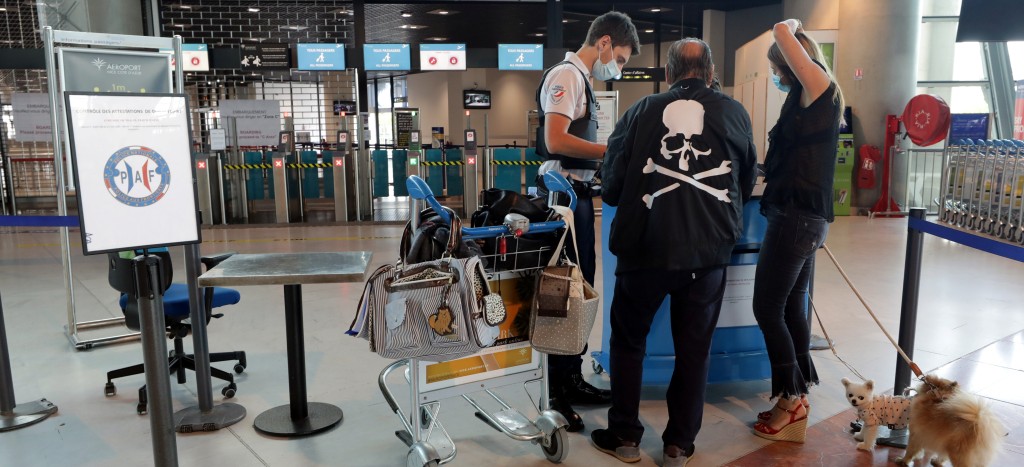 Francia confirma cuarentena voluntaria para los viajeros procedentes de España