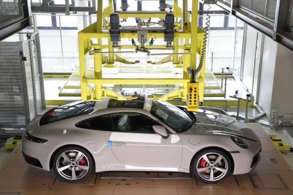 La aplicación más nueva de Porsche permite a los compradores seguir el progreso de su 911