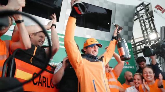 Sainz, celebrando su primer podio en Interlagos