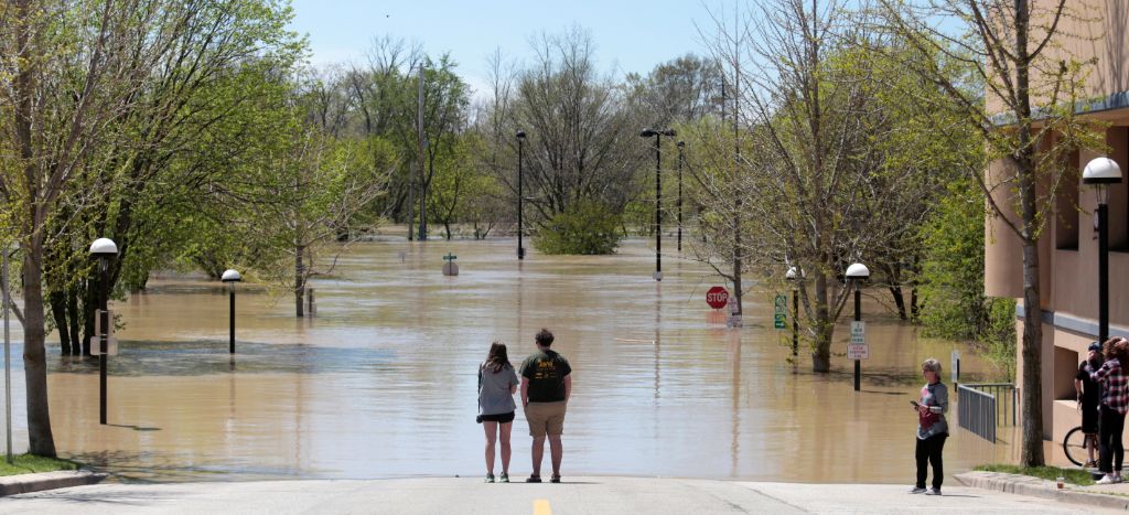 Miles de familias son evacuadas en Míchigan ante fuertes inundaciones