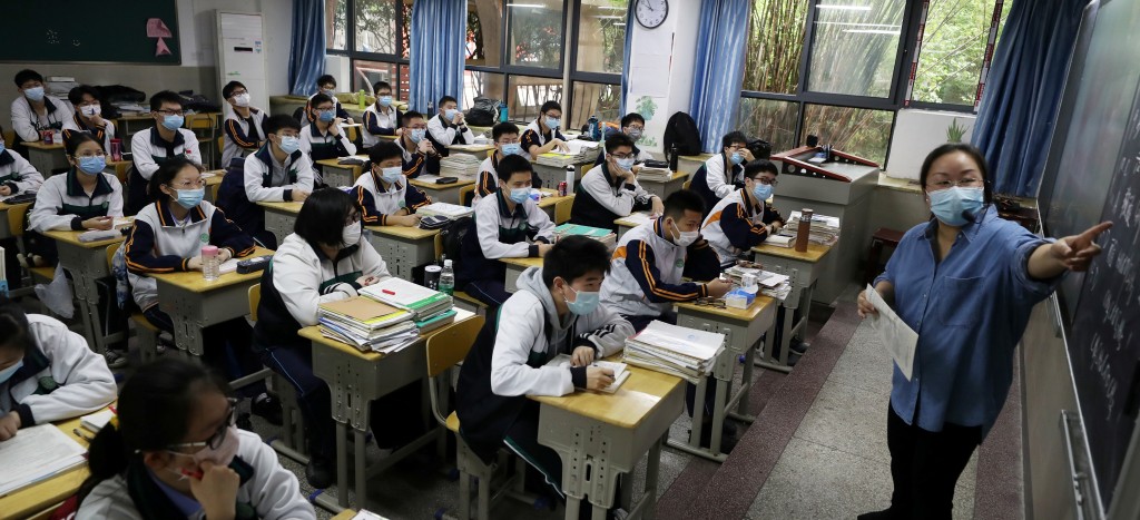 Más de 57 mil estudiantes de Wuhan regresan a clases tras fin del confinamiento