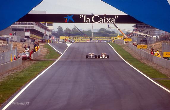 Nigel Mansell, ante el McLaren-Honda de Ayrton Senna en Barcelona