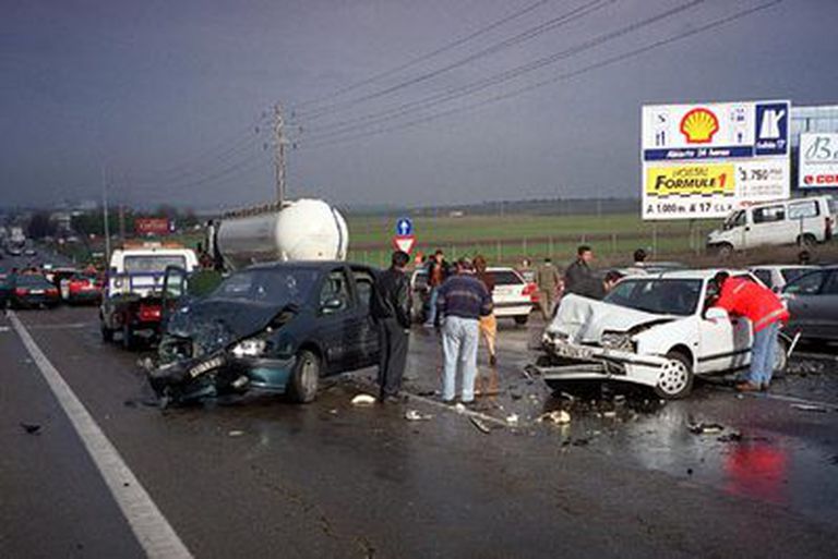 Accidente en carretera tras el choque de varios vehículos.
